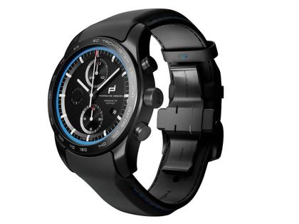 Porsche Design Custom Built Timepieces Watchmakers Choice "RivieraBlau" Chronograph Automatik Titan Schwarz 42mm schwarzes Zifferblatt schwarzes Lederband – Herrenuhren Chronograph aus Edelstahl, Leder, Titan und Titancarbid beschichtet. Das Gehäuse ist rund und schwarz. Das Lederarmband ist schwarz. Das Zifferblatt ist ein Index in schwarz. – Ansicht 2
