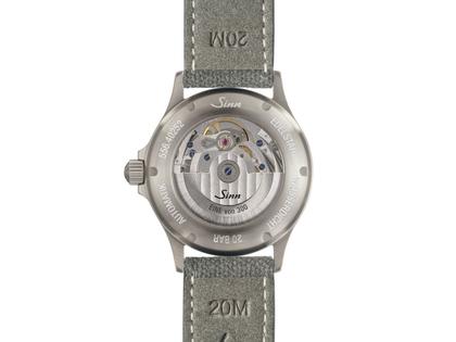 Sinn Spezialuhren 556 Malve Automatik Edelstahl 38,5mm rosa Zifferblatt Metallband limitiert – Damenuhren Uhr ohne Datum aus Edelstahl. Das Gehäuse ist rund und silber. Das Edelstahlarmband ist silber. Das Zifferblatt ist ein Index in rosa. – Ansicht 2