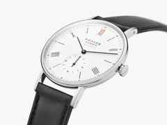 Nomos Glashütte Ludwig 39 Neomatik "Ärzte ohne Grenzen" Limited Edition Automatik Edelstahl 39mm weißes Zifferblatt schwarzes Lederband – Herrenuhren Uhr ohne Datum aus Edelstahl. Das Gehäuse ist rund und silber. Das Lederarmband ist schwarz. Das Zifferblatt ist römisch Index und weiß. – Ansicht 2