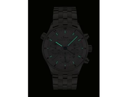 Sinn Spezialuhren 6099 Frankfurter Finanzplatzuhr Automatik Edelstahl 41,5mm silberfarbenes Zifferblatt Metallband limitiert – Herrenuhren Chronograph aus Edelstahl. Das Gehäuse ist rund und silber. Das Edelstahlarmband ist silber. Das Zifferblatt ist ein Index in silber. – Ansicht 5