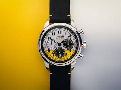 Union Glashütte Belisar Chronograph Speedster Limited Edition 2022 – Herrenuhren Chronograph aus Edelstahl. Das Gehäuse ist rund und silber. Das Lederarmband ist schwarz. Das Zifferblatt ist arabisch Index und gelb. – Ansicht 4