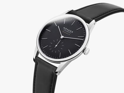 Nomos Glashütte Orion neomatik 39 New Black Automatik Edelstahl 39mm schwarzes Zifferblatt schwarzes Lederband Glasboden – Herrenuhren Uhr ohne Datum aus Edelstahl, Leder und rhodiniert. Das Gehäuse ist rund und silber. Das Lederarmband ist schwarz. Das Zifferblatt ist ein Index in schwarz. – Ansicht 4