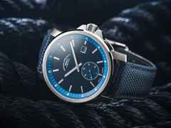 Mühle Glashütte 29er Big Kleine Sekunde Edition 1994 Automatik Edelstahl 42,4mm schwarz-blaues Zifferblatt blaues Textilband – Herrenuhren Uhr mit Datum aus Edelstahl. Das Gehäuse ist rund und silber. Das Textilarmband ist blau. Das Zifferblatt ist ein Index in schwarz. – Ansicht 2