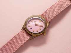 Oris Divers Sixty-Five Cotton Candy Automatik Bronze 38mm pinkes Zifferblatt rosa Textilband – Damenuhren Uhr mit Datum aus Bronze und Leder. Das Gehäuse ist rund und roségold. Das Textilarmband ist rosa. Das Zifferblatt ist ein Index in rosa. – Ansicht 2