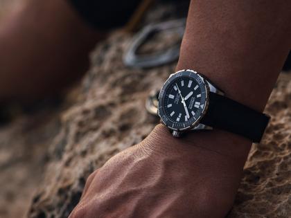Union Glashütte Belisar  Datum Sport Pro Automatik Edelstahl 42mm schwarzes Zifferblatt schwarzes Kautschukband – Herrenuhren Uhr mit Datum aus Edelstahl. Das Gehäuse ist rund und silber. Das Kautschuk / Kunststoff / Silikon Armband ist schwarz. Das Zifferblatt ist ein Index in schwarz. – Ansicht 2