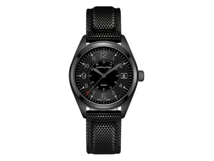 Hamilton Khaki Field Quarz Edelstahl 40mm schwarzes Zifferblatt schwarzes Textilband – Herrenuhren Uhr mit Datum aus Edelstahl und PVD beschichtet. Das Gehäuse ist rund und schwarz. Das Textilarmband ist schwarz. Das Zifferblatt ist arabisch und schwarz.