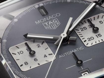 TAG Heuer Monaco Chronograph Automatik Titan schwarz DLC 39mm Night Driver Limited Edition – Herrenuhren Chronograph aus DLC beschichtet und Titan. Das Gehäuse ist quadratisch und schwarz. Das Lederarmband ist schwarz. Das Zifferblatt ist ein Index in grau. – Ansicht 5