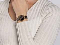 Rado Centrix Diamonds Automatik Edelstahl Roségold-PVD 30,5mm braunes Zifferblatt mit Brillanten Metallband – Damenuhren Uhr mit Datum aus Edelstahl, Keramik und PVD beschichtet. Das Gehäuse ist rund und roségold. Das Keramikarmband ist braun. Das Zifferblatt ist ein Index in braun. – Ansicht 6
