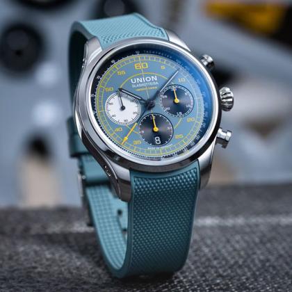 Union Glashütte Belisar Chronograph Speedster 2025 Limited Edition Automatik Edelstahl 44mm blaues Zifferblatt blaues Kautschukband – Herrenuhren Chronograph aus Edelstahl und Kautschuk. Das Gehäuse ist rund und silber. Das Kautschuk / Kunststoff / Silikon Armband ist blau. Das Zifferblatt ist arabisch und blau. – Ansicht 8