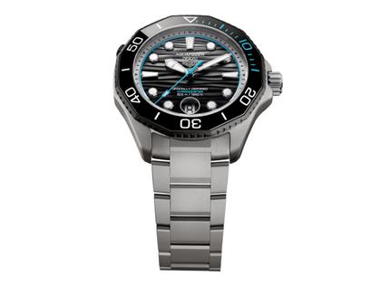 TAG Heuer Aquaracer Professional 500 Date Automatik Titan 42mm schwarzes Zifferblatt Metallband limitiert – Herrenuhren Uhr mit Datum aus Keramik und Titan. Das Gehäuse ist rund und silber. Das Titanarmband ist silber. Das Zifferblatt ist ein Index in schwarz. – Ansicht 3