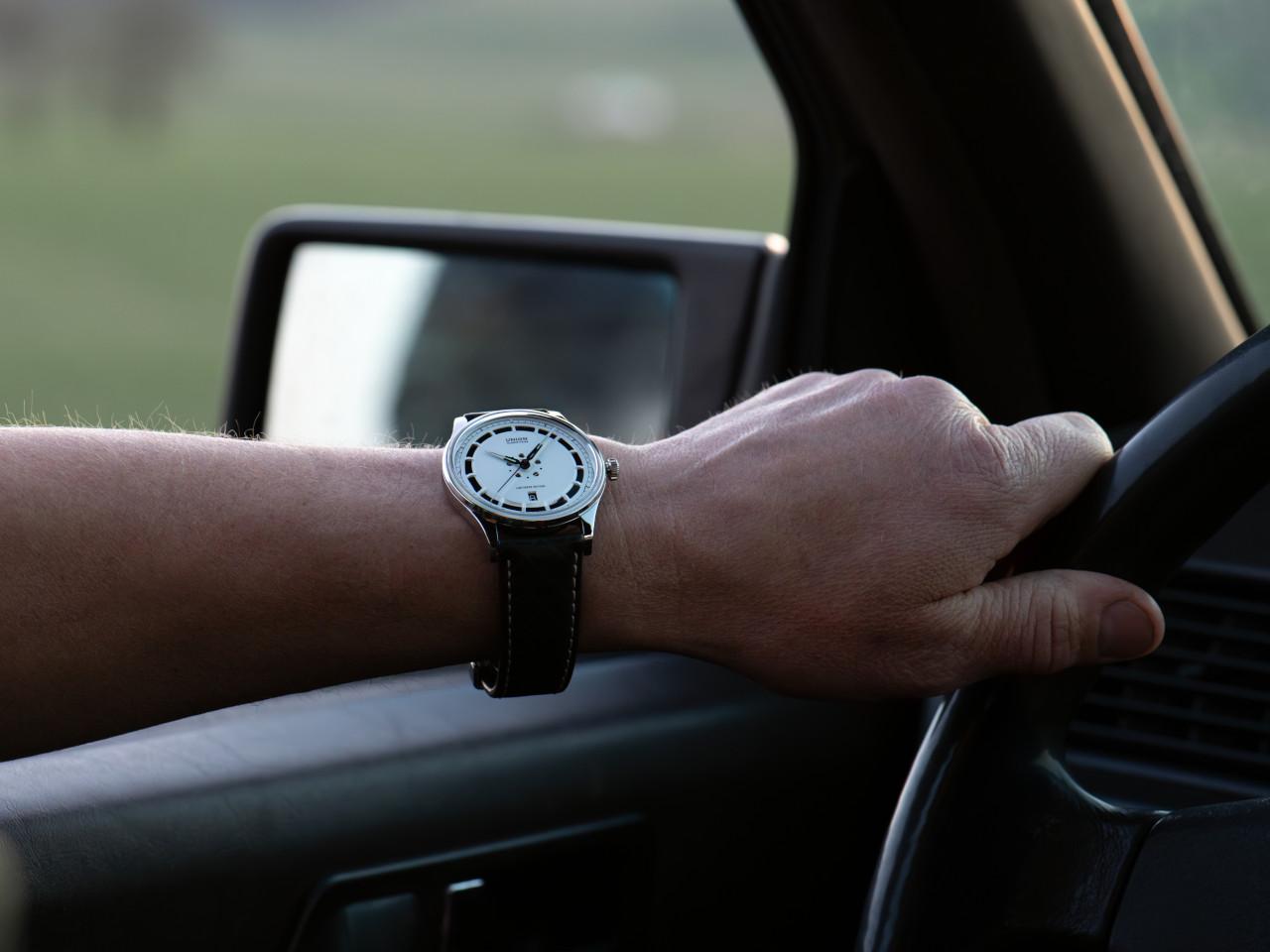 Union Glashütte Noramis Datum Deutschland Klassik 2025 Limitierte Edition Automatik Edelstahl 40mm Felgendesign Zifferblatt schwarzes Lederband – Herrenuhren Uhr mit Datum aus Edelstahl und Leder. Das Gehäuse ist rund und silber. Das Lederarmband ist schwarz. Das Zifferblatt ist ohne Zeichen und schwarz. – Ansicht 9