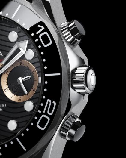 Omega Seamaster Diver 300M Chronograph Automatik Edelstahl 44mm 007 First Light schwarzes Zifferblatt – Herrenuhren Chronograph aus Edelstahl und Keramik. Das Gehäuse ist rund und silber. Das Textilarmband ist grau. Das Zifferblatt ist ein Index in schwarz. – Ansicht 4
