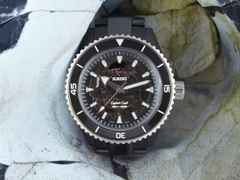 Rado Captain Cook  Keramik schwarz Keramikband – Herrenuhren Uhr ohne Datum aus Keramik. Das Gehäuse ist rund und schwarz. Das Keramikarmband ist schwarz. Das Zifferblatt ist ein Index in schwarz. – Ansicht 7