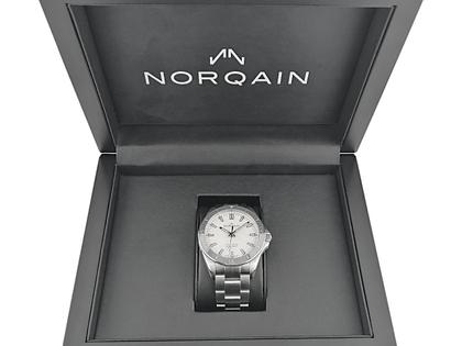 Juwelier Roller Norqain Neverest Glacier Automatik Edelstahl 40mm weißes Zifferblatt Metallband NN1001SC3CA/GL101 Full Set mit Garantie Occasion Neu – Herrenuhren Uhr ohne Datum aus Edelstahl. Das Gehäuse ist rund und silber. Das Edelstahlarmband ist silber. Das Zifferblatt ist ein Index in silber. – Ansicht 4