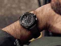 Breitling Avenger B01 Chronograph 44 Night Mission Automatik Keramik schwarzes Carbon-Zifferblatt schwarzes Lederband – Herrenuhren Chronograph aus Carbon, Keramik, Leder und Titan. Das Gehäuse ist rund und schwarz. Das Lederarmband ist schwarz. Das Zifferblatt ist ein Index in schwarz. – Ansicht 5