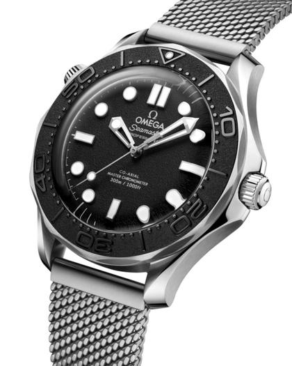 Omega Seamaster Diver 300M  Automatik Edelstahl 42mm Spectre Edition schwarzes Zifferblatt Metallband – Herrenuhren Uhr ohne Datum aus Edelstahl und Titan. Das Gehäuse ist rund und silber. Das Edelstahlarmband ist silber. Das Zifferblatt ist ein Index in schwarz. – Ansicht 3