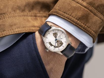 Hamilton Jazzmaster Open Heart Automatik Edelstahl 40mm silbernes Zifferblatt blaues Lederband – Herrenuhren Uhr ohne Datum aus Edelstahl und Leder. Das Gehäuse ist rund und silber. Das Lederarmband ist blau. Das Zifferblatt ist ein Index in silber. – Ansicht 5