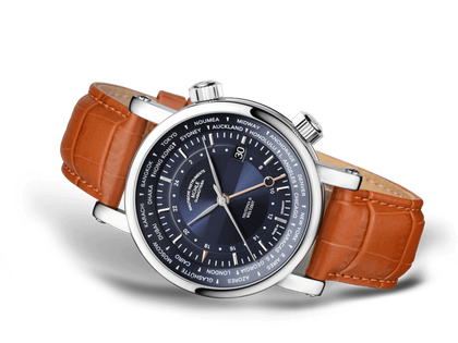 Mühle Glashütte Teutonia II Weltzeit Herrenuhr mit zweiter Zeitzone nachtblau Lederband – Herrenuhren Uhr mit Datum aus Edelstahl. Das Gehäuse ist rund und silber. Das Lederarmband ist braun. Das Zifferblatt ist ein Index in blau. – Ansicht 2