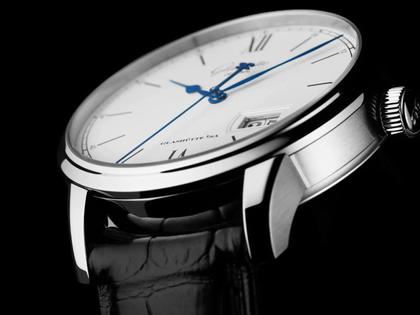 Glashütte Original Senator Excellence Panoramadatum Automatik Edelstahl 40mm weißes Zifferblatt schwarzes Lederband – Herrenuhren Uhr mit Datum aus Edelstahl. Das Gehäuse ist rund und silber. Das Lederarmband Kroko / Alligator ist schwarz. Das Zifferblatt ist römisch Index und silber. – Ansicht 2