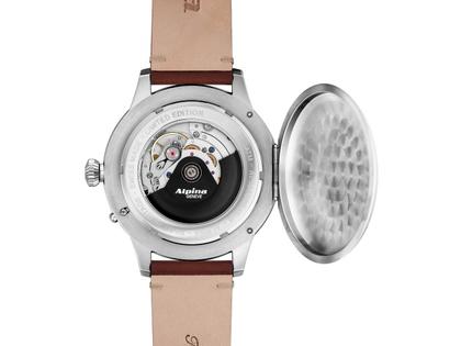 Alpina Startimer Pilot Heritage Automatik Edelstahl 44mm schwarzes Zifferblatt braunes Lederband limitiert – Herrenuhren Uhr mit Datum aus Edelstahl und Leder. Das Gehäuse ist rund und silber. Das Lederarmband ist braun. Das Zifferblatt ist arabisch und schwarz. – Ansicht 3
