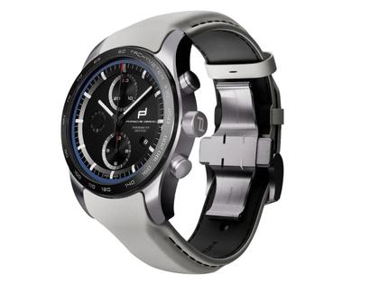 Porsche Design Custom Built Timepieces Watchmakers Choice "LuganoBlau" Chronograph Automatik Titan 42mm schwarzes Zifferblatt graues Lederband – Herrenuhren Chronograph aus Edelstahl, Leder und Titan. Das Gehäuse ist rund und grau. Das Lederarmband ist grau. Das Zifferblatt ist ein Index in schwarz. – Ansicht 2