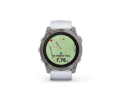 Garmin epix Pro Sapphire Titan 51 mm Kautschukband steinweiß – Herrenuhren Uhr Multifunktion aus DLC beschichtet, Kautschuk und Titan. Das Gehäuse ist rund und weiß. Das Kautschuk / Kunststoff / Silikon Armband ist weiß. Das Zifferblatt ist digital und schwarz. – Ansicht 3