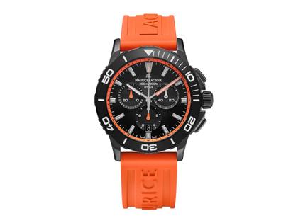 Maurice Lacroix Pontos S Solar Chronograph Limited Edition Quarz Edelstahl 42mm schwarzes Zifferblatt oranges Kautschukband – Herrenuhren Chronograph aus Aluminium, DLC beschichtet, Edelstahl und Kautschuk. Das Gehäuse ist rund und silber. Das Kautschuk / Kunststoff / Silikon Armband ist orange. Das Zifferblatt ist ein Index in schwarz.