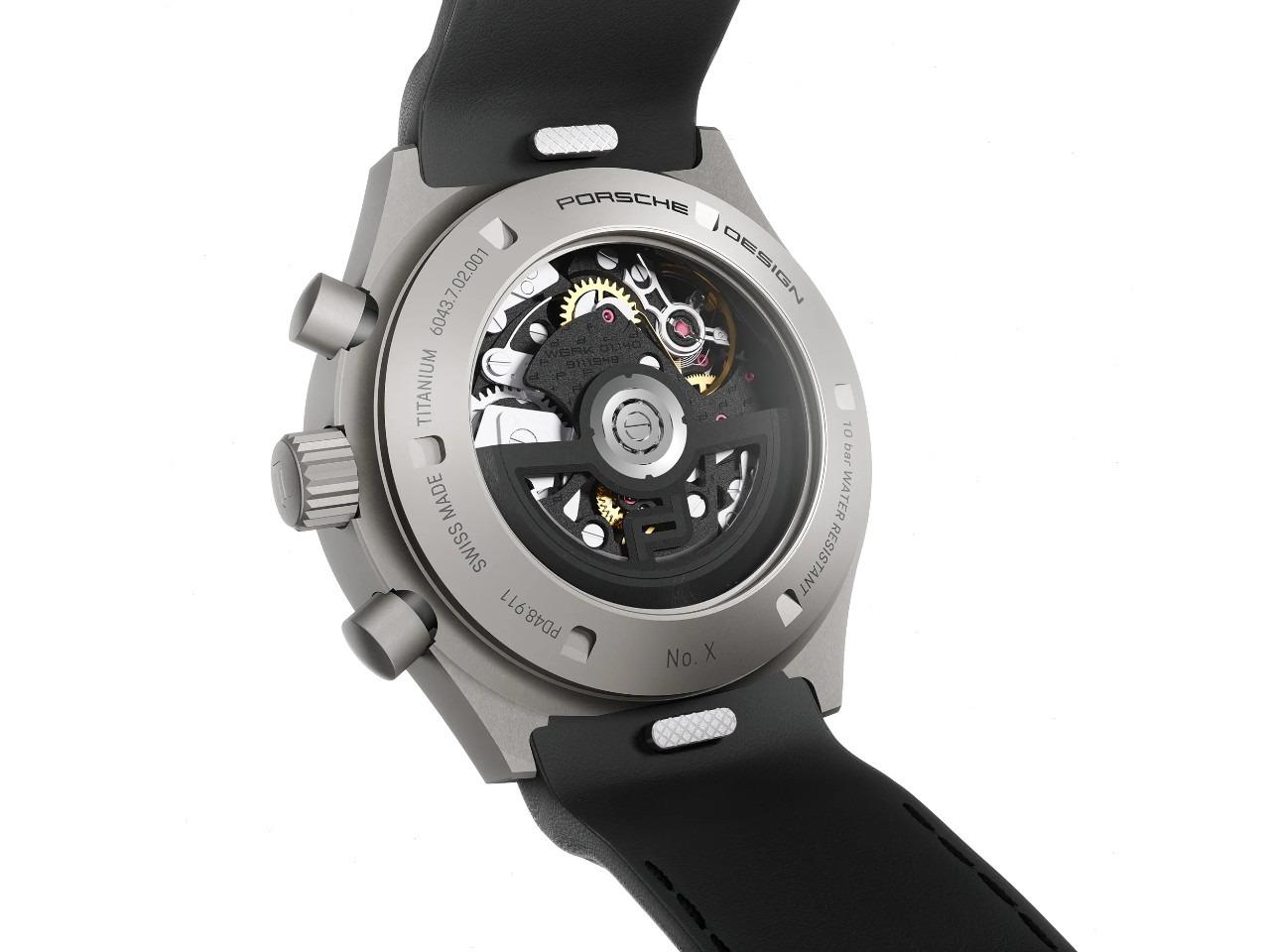 Porsche Design Chronograph 1 - All Titanium Numbered Edition Automatik Titan 40mm schwarzes Zifferblatt schwarzes Lederband – Herrenuhren Chronograph aus Leder und Titan. Das Gehäuse ist rund und grau. Das Lederarmband ist schwarz. Das Zifferblatt ist ein Index in schwarz. – Ansicht 3