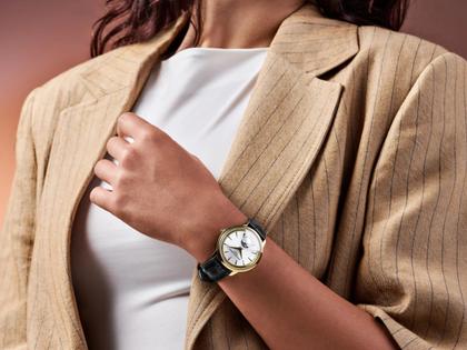 Frederique Constant Classics Moneta Moonphase Quarz Edelstahl Gelbgold-PVD 37mm weißes Zifferblatt schwarzes Lederband – Herrenuhren Uhr ohne Datum aus Edelstahl, Leder und PVD beschichtet. Das Gehäuse ist rund und gelbgold. Das Lederarmband Kroko / Alligator ist schwarz. Das Zifferblatt ist ein Index in weiß. – Ansicht 7