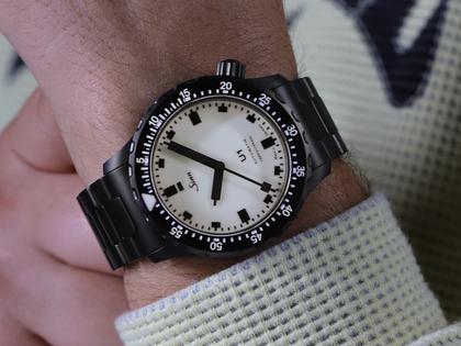 Sinn Spezialuhren U1 S L Automatik U-Boot-Stahl 44mm weißes Zifferblatt Metallband limitiert – Herrenuhren Uhr ohne Datum aus Edelstahl, Kautschuk, Metall und PVD beschichtet. Das Gehäuse ist rund und schwarz. Das Edelstahlarmband ist schwarz. Das Zifferblatt ist ein Index in weiß. – Ansicht 6