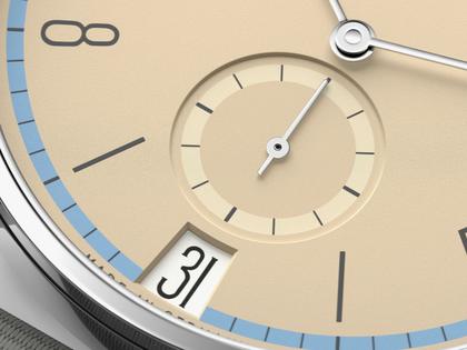 Nomos Glashütte Tangente 38 Datum "175 Years Watchmaking - Ariel" Handaufzug Edelstahl sandfarbenes Zifferblatt graues Textilband Glasboden – Herrenuhren Uhr mit Datum aus Edelstahl. Das Gehäuse ist rund und silber. Das Textilarmband ist grau. Das Zifferblatt ist arabisch Index und beige. – Ansicht 6