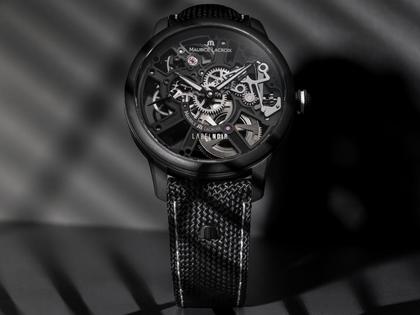 Maurice Lacroix Masterpiece Skeleton Label Noir Handaufzug Edelstahl Schwarz-DLC 43mm schwarzes Zifferblatt schwarzes Textilband – Herrenuhren Uhr ohne Datum aus DLC beschichtet, Edelstahl und PVD beschichtet. Das Gehäuse ist rund und schwarz. Das Textilarmband ist schwarz. Das Zifferblatt ist skelettiert und schwarz. – Ansicht 2