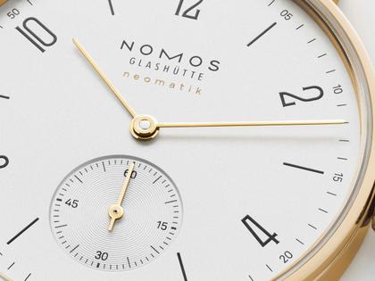 Nomos Glashütte Tangente Gold Neomatik Doré Automatik Gelbgold 35mm weißes Zifferblatt braunes Lederband – Damenuhren Uhr ohne Datum aus 750 Gelbgold und Leder. Das Gehäuse ist rund und gelbgold. Das Lederarmband ist braun. Das Zifferblatt ist arabisch Index und weiß. – Ansicht 5