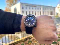 Sinn Spezialuhren U1 S Roller Limited Edition - Chemnitz Kulturhauptstadt2025 - Automatik U-Boot-Stahl 44mm blaues Zifferblatt schwarzes Kautschukband – Herrenuhren Uhr mit Datum aus Edelstahl, Kautschuk, Metall und PVD beschichtet. Das Gehäuse ist rund und schwarz. Das Kautschuk / Kunststoff / Silikon Armband ist schwarz. Das Zifferblatt ist ein Index in blau. – Ansicht 5