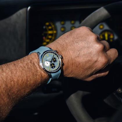 Union Glashütte Belisar Chronograph Speedster 2025 Limited Edition Automatik Edelstahl 44mm blaues Zifferblatt blaues Kautschukband – Herrenuhren Chronograph aus Edelstahl und Kautschuk. Das Gehäuse ist rund und silber. Das Kautschuk / Kunststoff / Silikon Armband ist blau. Das Zifferblatt ist arabisch und blau. – Ansicht 9