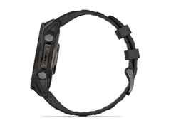 Garmin fenix 8 47mm AMOLED faserverstärktes Polymer Titan carbongrau beschichtet schwarzes Kautschukband – Herrenuhren Uhr Multifunktion aus DLC beschichtet, Kautschuk und Titan. Das Gehäuse ist rund und grau. Das Kautschuk / Kunststoff / Silikon Armband ist schwarz. Das Zifferblatt ist digital und schwarz. – Ansicht 3