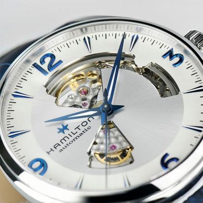 Hamilton Jazzmaster Open Heart Automatik Edelstahl 42mm silbernes Zifferblatt blaues Lederband – Herrenuhren Uhr ohne Datum aus Edelstahl. Das Gehäuse ist rund und silber. Das Lederarmband ist blau. Das Zifferblatt ist arabisch Index und silber. – Ansicht 3