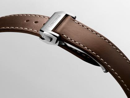 Longines Spirit Pilot Flyback Chronograph Handaufzug Edelstahl 39,5mm schwarzes Zifferblatt braunes Lederband – Herrenuhren Chronograph aus Edelstahl und Leder. Das Gehäuse ist rund und silber. Das Lederarmband ist braun. Das Zifferblatt ist arabisch und schwarz. – Ansicht 5