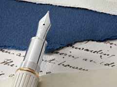 Montblanc Writers Edition                    2024: Jane Austen Limited Edition  3er Set – Schreibgeräte Füllfederhalter in beige und aus 750 Gelbgold, Edelharz, Metall, platiniert, rhodiniert und vergoldet. – Ansicht 6