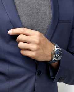 Longines Spirit Chronograph Automatik Edelstahl 42mm blaues Zifferblatt blaues Lederband – Herrenuhren Chronograph aus Edelstahl. Das Gehäuse ist rund und silber. Das Lederarmband ist blau. Das Zifferblatt ist arabisch Index und blau. – Ansicht 5