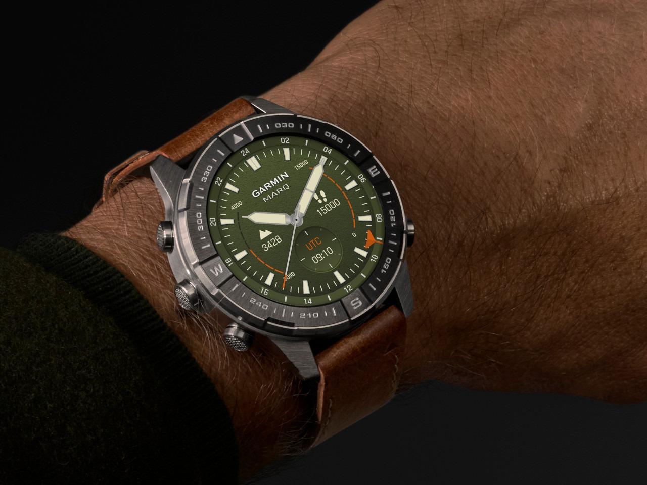 Garmin MARQ Adventurer Gen 3 Titan 47mm digitales Display braunes Lederband – Herrenuhren Uhr Multifunktion aus Keramik, Leder und Titan. Das Gehäuse ist rund und grau. Das Lederarmband ist braun. Der Zifferblatt ist digital. – Ansicht 8