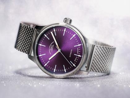 Mühle Glashütte Panova Violett Automatik Edelstahl 40mm Metallband – Herrenuhren Uhr ohne Datum aus Edelstahl. Das Gehäuse ist rund und silber. Das Edelstahlarmband ist silber. Das Zifferblatt ist ein Index in lila. – Ansicht 3