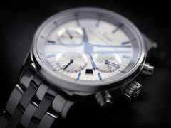 Sinn Spezialuhren 6000 Frankfurter Finanzplatzuhr Automatik Edelstahl 38,5mm silberfarbenes Zifferblatt Metallband limitiert – Herrenuhren Chronograph aus Edelstahl. Das Gehäuse ist rund und silber. Das Edelstahlarmband ist silber. Das Zifferblatt ist ein Index in silber. – Ansicht 5
