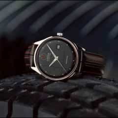 Union Glashütte Noramis Datum Paul Pietsch Sonderedition Automatik Edelstahl 40mm schwarzes Zifferblatt schwarzes Lederband – Herrenuhren Uhr mit Datum aus Edelstahl. Das Gehäuse ist rund und silber. Das Lederarmband ist schwarz. Das Zifferblatt ist ein Index in schwarz. – Ansicht 3