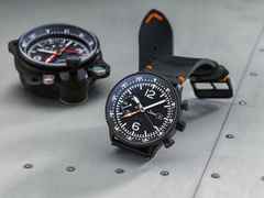 Sinn Spezialuhren 717 Bordchronograph Automatik Edelstahl 45mm schwarzes Zifferblatt schwarzes Lederband – Herrenuhren Chronograph aus Edelstahl. Das Gehäuse ist rund und schwarz. Das Lederarmband ist schwarz. Das Zifferblatt ist arabisch Index und schwarz. – Ansicht 2