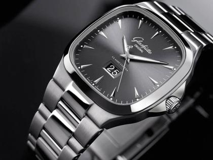 Glashütte Original Seventies Panoramadatum graues Zifferblatt und Edelstahlband – Herrenuhren Uhr mit Datum aus Edelstahl. Das Gehäuse ist quadratisch und silber. Das Edelstahlarmband ist silber. Das Zifferblatt ist ein Index in grau. – Ansicht 2