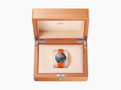 Omega Seamaster Diver 300M Automatik Edelstahl 42mm schwarzes Zifferblatt orangefarbenes Kautschukband – Herrenuhren Uhr ohne Datum aus Aluminium, Edelstahl und Kautschuk. Das Gehäuse ist rund und silber. Das Kautschuk / Kunststoff / Silikon Armband ist orange. Das Zifferblatt ist ein Index in schwarz. – Ansicht 7