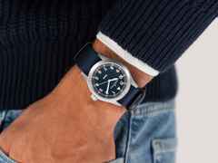 Hamilton Khaki Field Quartz Edelstahl 38mm blaues Zifferblatt blaues NATO-Textilband – Herrenuhren Uhr ohne Datum aus Edelstahl. Das Gehäuse ist rund und grau. Das Textilarmband ist blau. Das Zifferblatt ist ein Index in blau. – Ansicht 5
