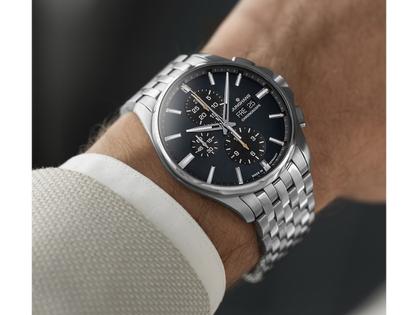 Junghans Meister S Chronoscope Automatik Edelstahl 45mm blaues Zifferblatt Metallband – Herrenuhren Chronograph aus Edelstahl. Das Gehäuse ist rund und silber. Das Edelstahlarmband ist silber. Das Zifferblatt ist ein Index in blau. – Ansicht 3
