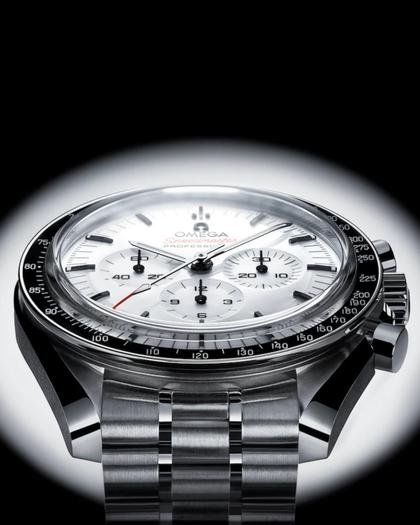 Omega Speedmaster Moonwatch Professional Chronograph Handaufzug Edelstahl 42mm weißes Zifferblatt Metallband – Herrenuhren Chronograph aus Edelstahl und eloxiertes Aluminium. Das Gehäuse ist rund und silber. Das Edelstahlarmband ist silber. Das Zifferblatt ist ein Index in weiß. – Ansicht 3